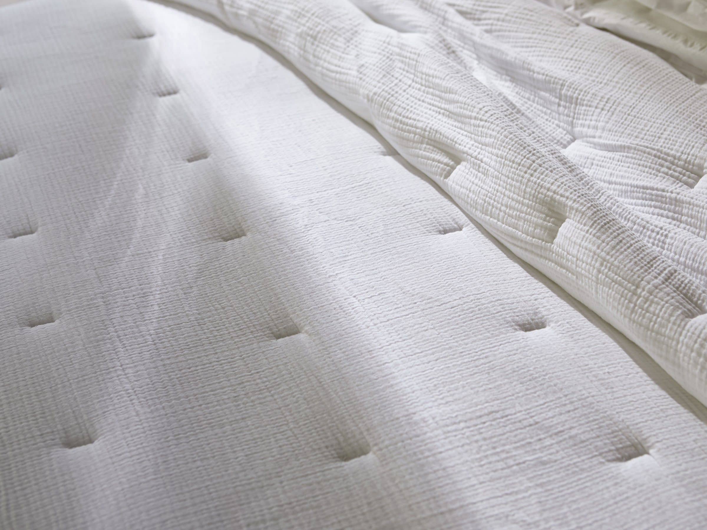 Twin/Twin XL White Cotton Quilt D163