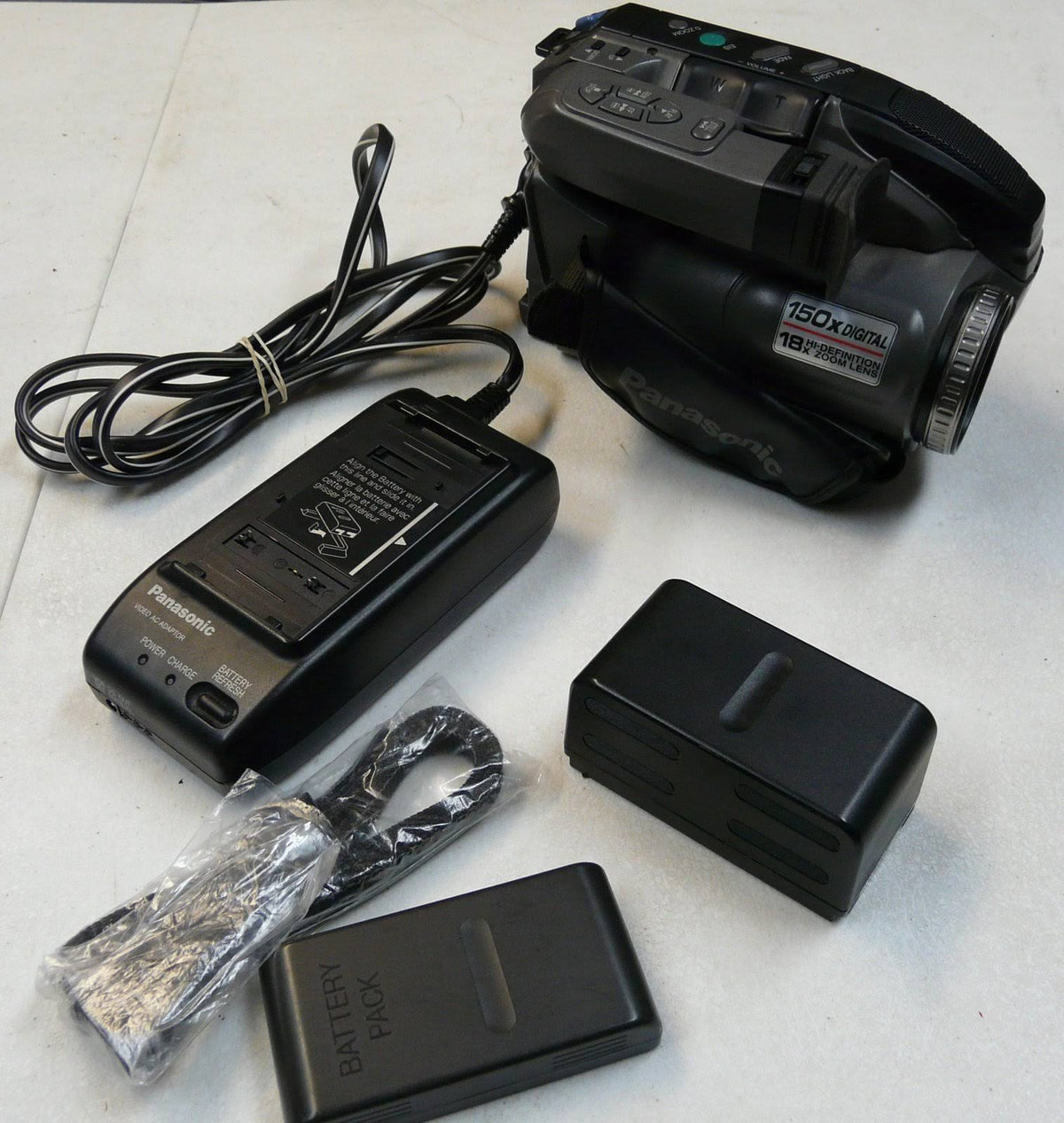 Compact VHS/VHS-C Palmcorder Camcorder Bundle W836294